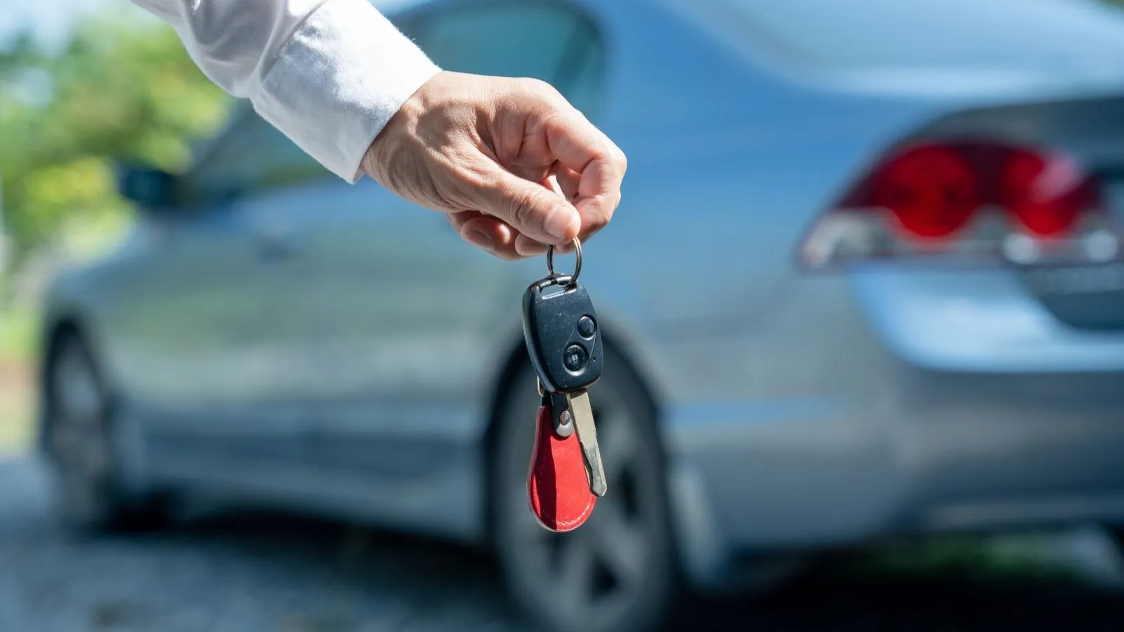 Handing over the keys to a car prepared for sale